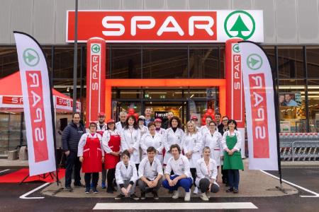 Novi-zaposleni-pred-svojo-trgovino-SPAR-Bovec-Large