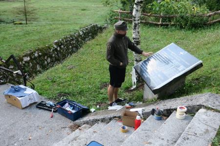 OBNOVLJENE TABLE NA VOJAŠKIH POKOPALIŠČIH 10