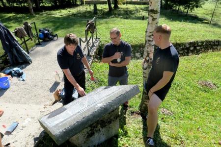 OBNOVLJENE TABLE NA VOJAŠKIH POKOPALIŠČIH 12