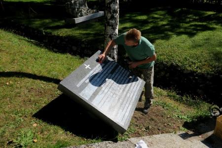 OBNOVLJENE TABLE NA VOJAŠKIH POKOPALIŠČIH 13