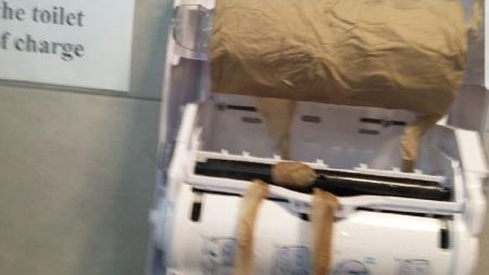 VANDALI SE ZNAŠAJO NAD JAVNIM STRANIŠČEM 2