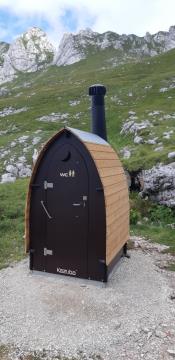 EKOLOŠKI WC NA MANGARTSKEM SEDLU 1