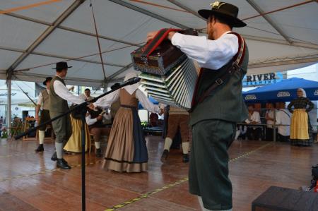 FOLKLORNI FESTIVAL 8
