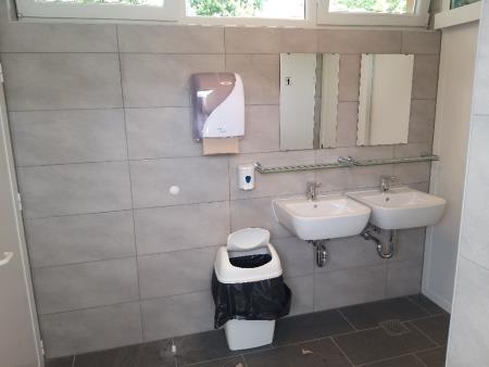 JAVNA STRANIŠČA NA AVTOBUSNEM POSTAJALIŠČU V UPORABI 1