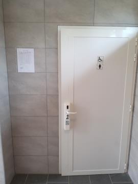 JAVNA STRANIŠČA NA AVTOBUSNEM POSTAJALIŠČU V UPORABI 2