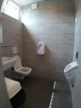 JAVNA STRANIŠČA NA AVTOBUSNEM POSTAJALIŠČU V UPORABI 3