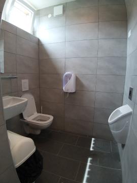 JAVNA STRANIŠČA NA AVTOBUSNEM POSTAJALIŠČU V UPORABI 4