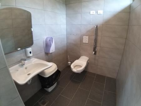 JAVNA STRANIŠČA NA AVTOBUSNEM POSTAJALIŠČU V UPORABI 5