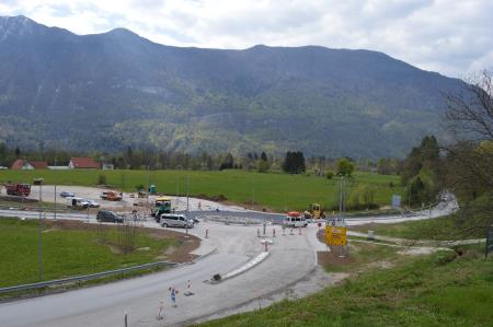 KROŽIŠČE PRI PETROLU Z GROBO PREPLASTITVIJO 9
