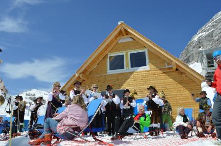 24. EMAVS NA KANINU 81