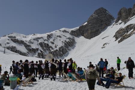 24. EMAVS NA KANINU 104