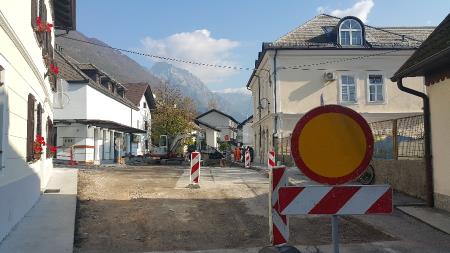 UREDITEV IN PREPLASTITEV ULIC PRI POŠTI 4