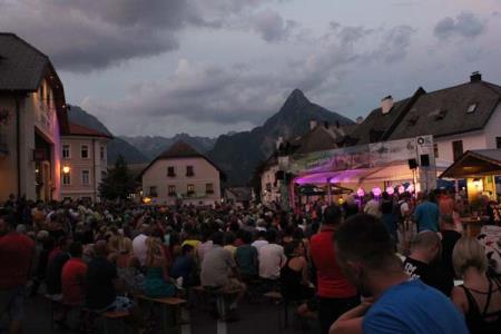 TUDI V AVGUSTU PESTRO DOGAJANJE NA BOVŠKEM TRGU 1