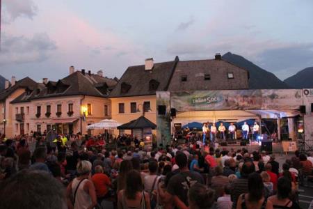 TUDI V AVGUSTU PESTRO DOGAJANJE NA BOVŠKEM TRGU 3