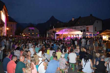 TUDI V AVGUSTU PESTRO DOGAJANJE NA BOVŠKEM TRGU 7