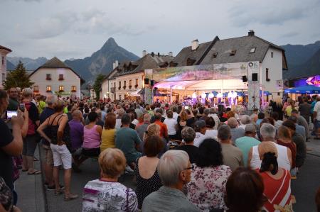 TUDI V AVGUSTU PESTRO DOGAJANJE NA BOVŠKEM TRGU 10