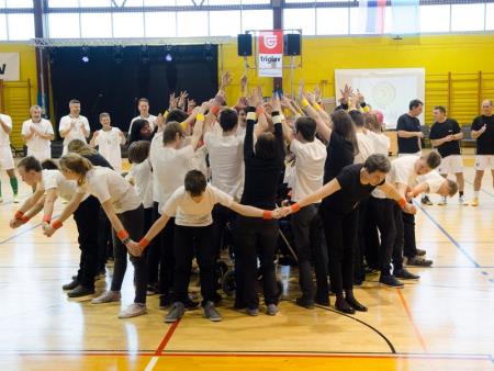 ŽIVIMO ŽIVLJENJE Z NASMEŠKOM 30