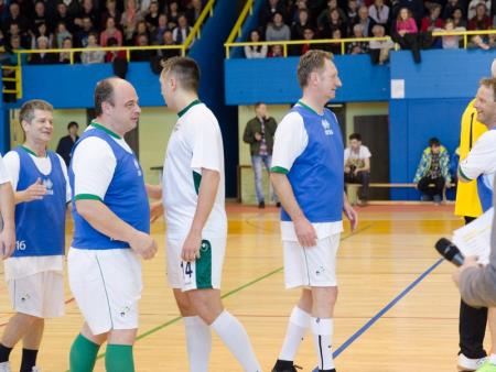 ŽIVIMO ŽIVLJENJE Z NASMEŠKOM 40