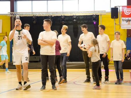 ŽIVIMO ŽIVLJENJE Z NASMEŠKOM 49