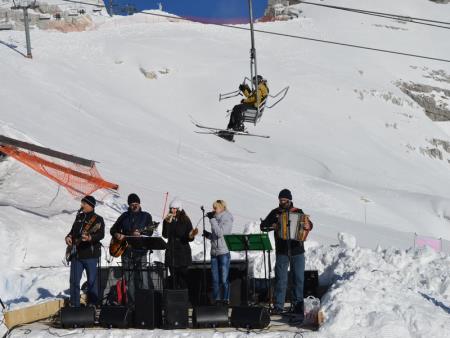 IZJEMNA SNEŽNA VESELICA NA SMUČIŠČU KANIN 11