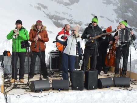 IZJEMNA SNEŽNA VESELICA NA SMUČIŠČU KANIN 25
