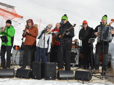 IZJEMNA SNEŽNA VESELICA NA SMUČIŠČU KANIN 27