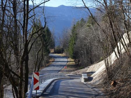 PRIKLJUČEK CESTE RAVNI LAZ LIČNO UREJEN 1