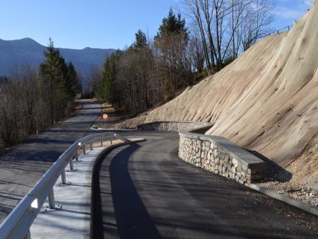 PRIKLJUČEK CESTE RAVNI LAZ LIČNO UREJEN 2