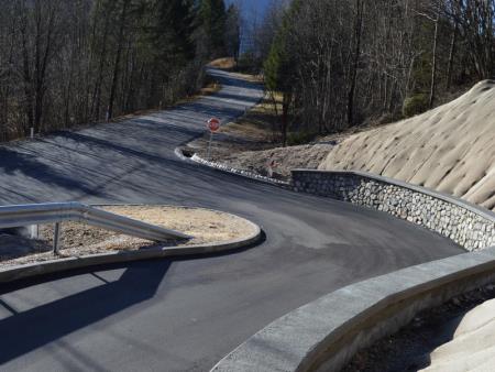 PRIKLJUČEK CESTE RAVNI LAZ LIČNO UREJEN 4