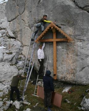 SPOMINSKO OBELEŽJE OB SEDLU PREVALA JE POSTAVLJENO 6