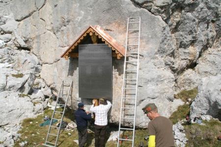 SPOMINSKO OBELEŽJE OB SEDLU PREVALA JE POSTAVLJENO 7