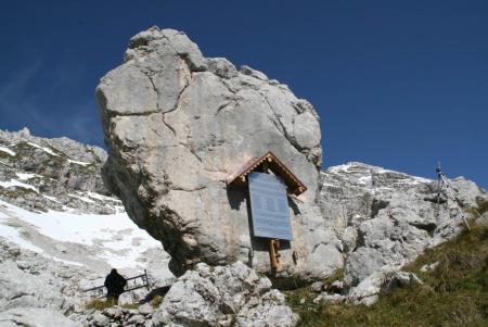 SPOMINSKO OBELEŽJE OB SEDLU PREVALA JE POSTAVLJENO 10