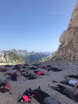 IZJEMNA JOGA NAD 2200 METRI NAD MORJEM 3