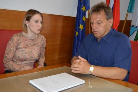 ŽUPAN SPREJEL PREŠERNOVO NAGRAJENKO 1